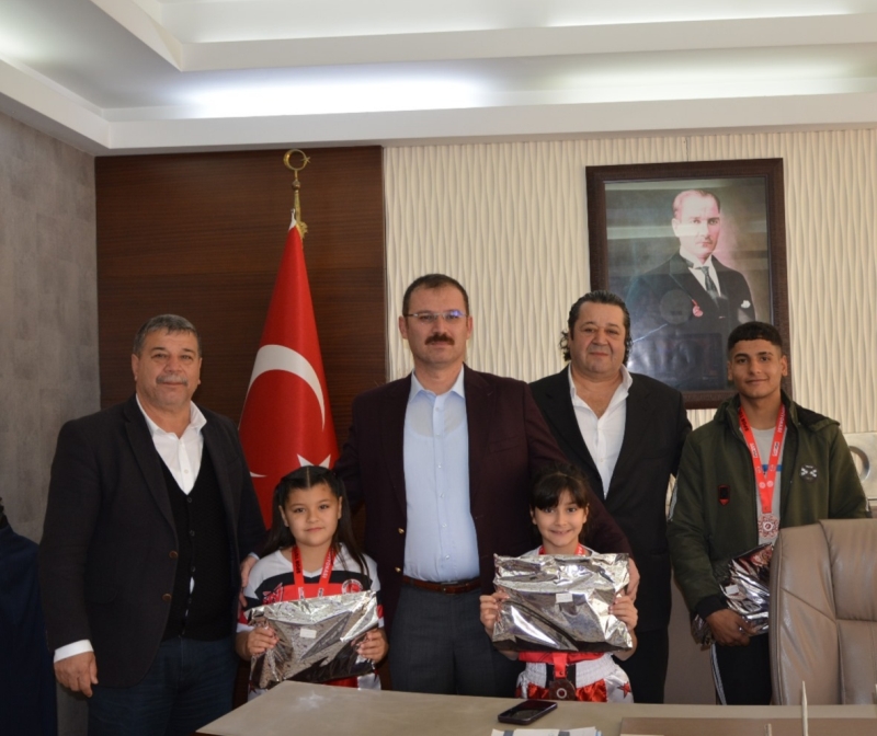 Türkiye Kick Boks Şampiyonasında Dereceye Giren Sporculardan Kaymakamımıza Ziyaret