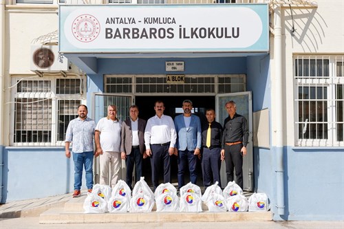 Kumluca Ticaret Borsası´ndan Öğrencilerimize Ayakkabı Yardımı.